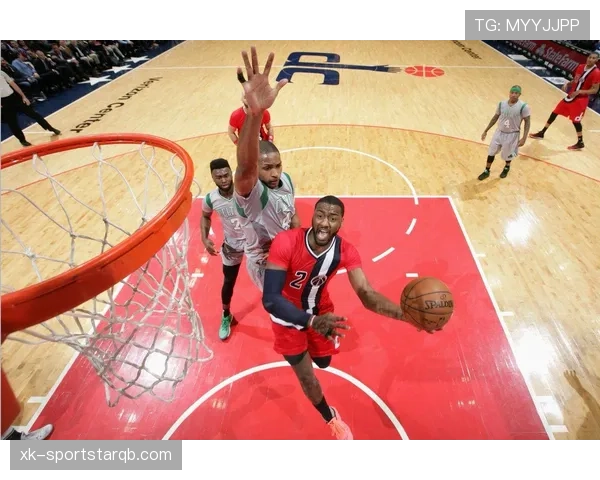 约翰·沃尔挡拆突破牵制对位后卫拉开队友空位